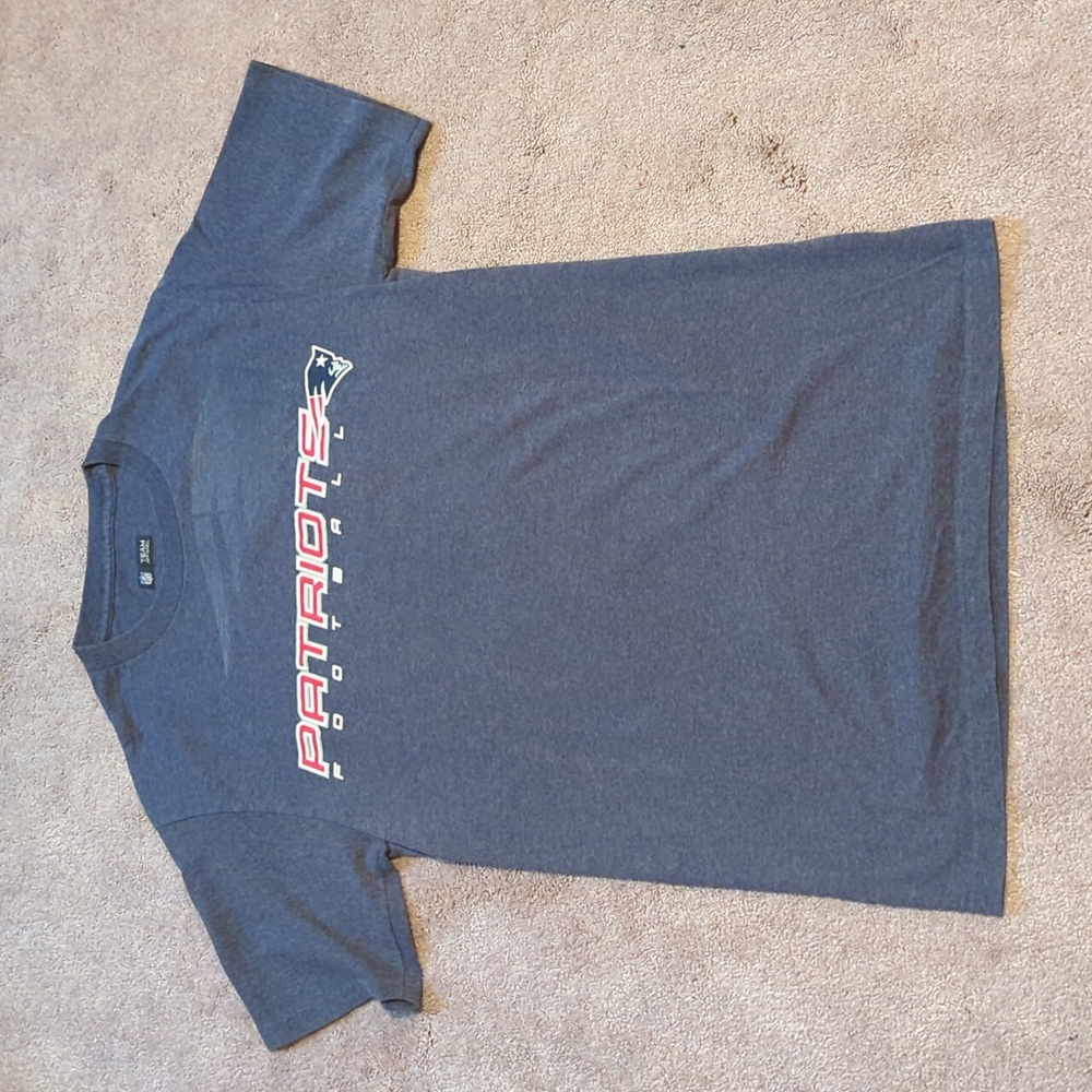 Men's Patriots football T-shirt size Medium